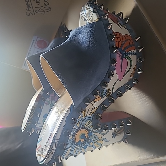 Christian Louboutin - Picture 3 of 9